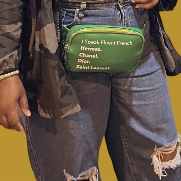 LA TC  8” W X 5” H X 2” Stylish Green Crossbody BELT Bag & Gold Accent LUXURY - Picture 6 of 7